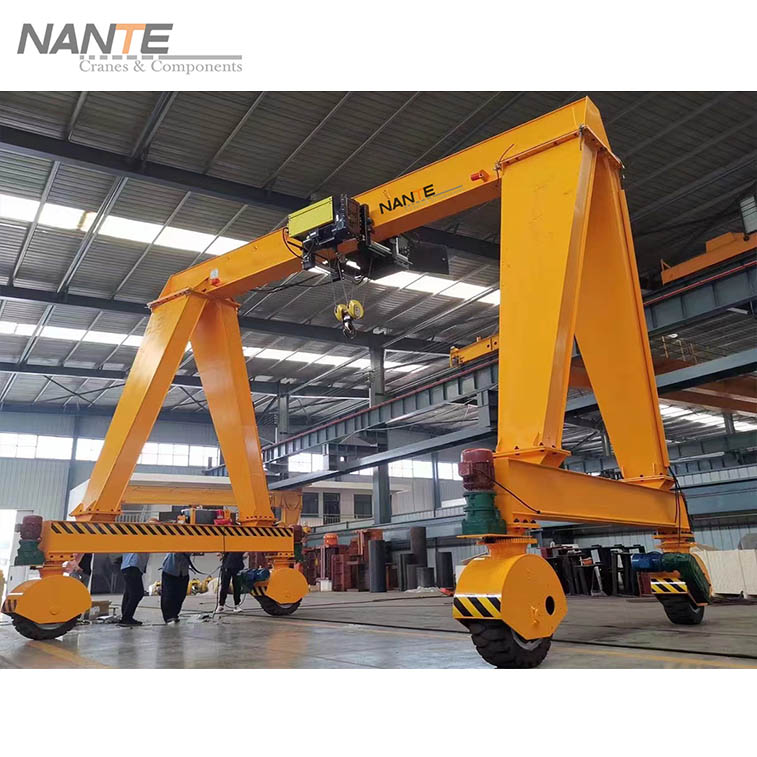 Nante's single grider rubber tyre gantry crane in operation.